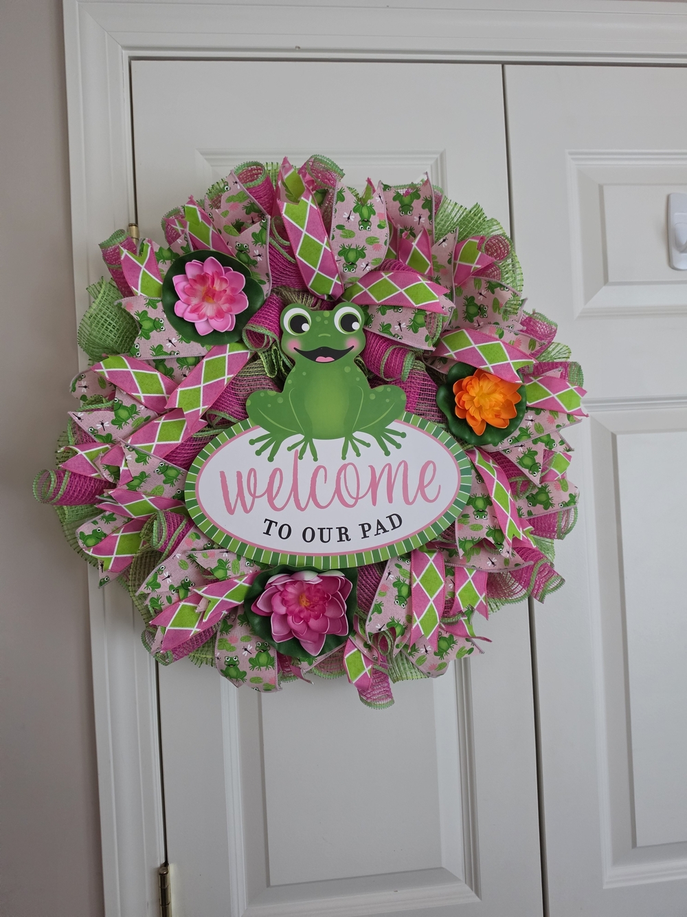 Welcome Frog 'To Our Pad' Spring Wreath - Pink & Green